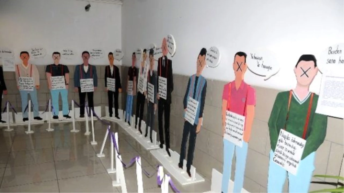 Avukatlar, Erkek Maketleri Üzerinden Şiddeti Protesto Ettiler