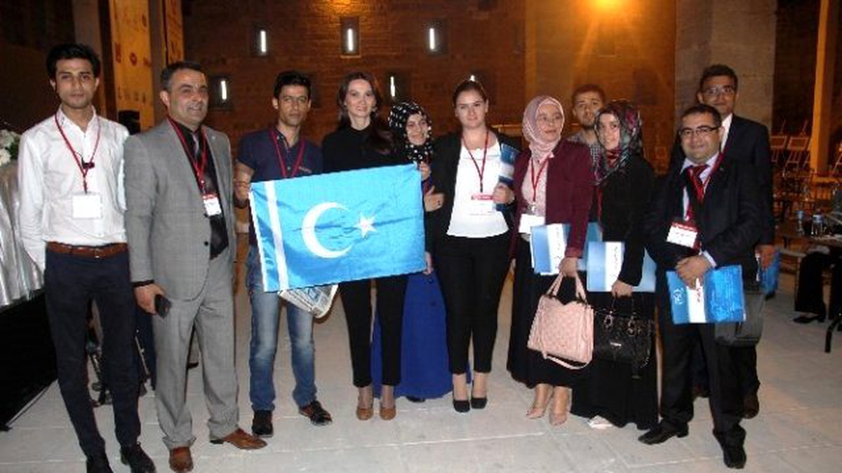 Azeri Vekil, Maaşını Suriyeli Türkmenlere Bağışladı