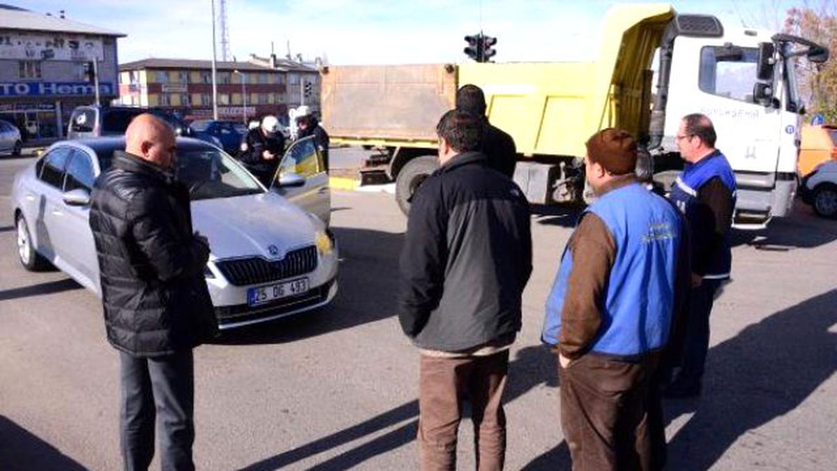 Başkan\'ın İçinde Bulunduğu Makam Aracına Belediyenin Kamyonu Çarptı