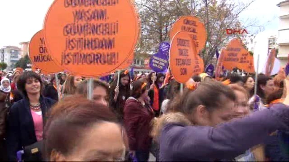 Bursa - Kadınlar, Pazar Yerinde \'Kadına Şiddet Olmasın Marşı\'nı İşaret Diliyle de Seslendirdiler