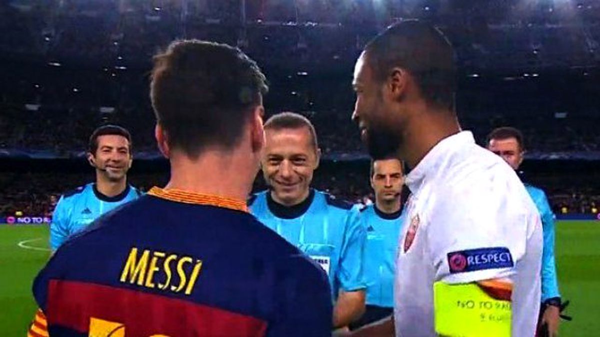 Cüneyt Çakır, Messi'ye Acımıyor! Yine Sarı Kart Gösterdi