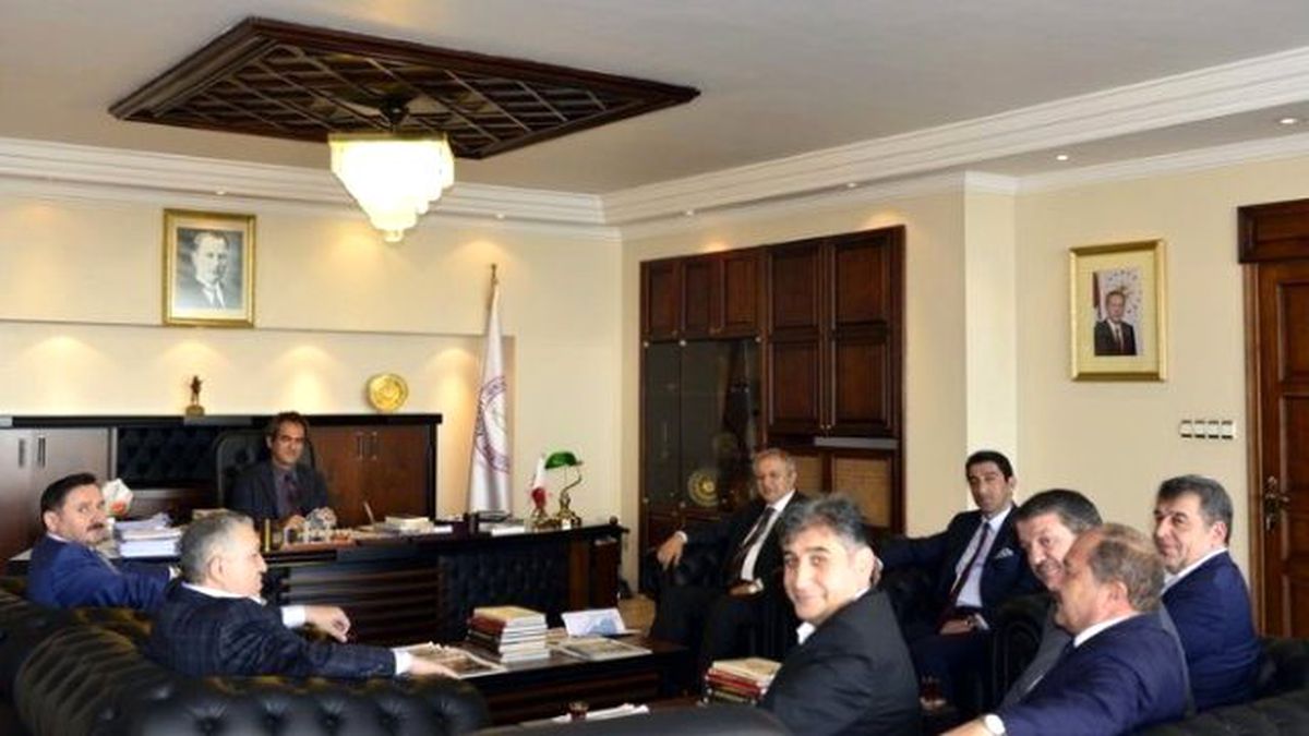 Devrek Belediye Başkanı Semerci ve Beraberindeki Heyetten Rektör Özer\'e Ziyaret