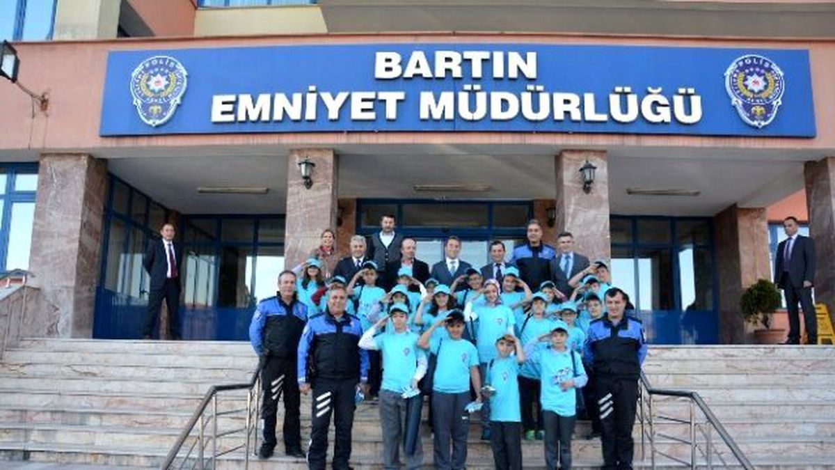 Emniyet Müdüründen Öğrencilere Hediye