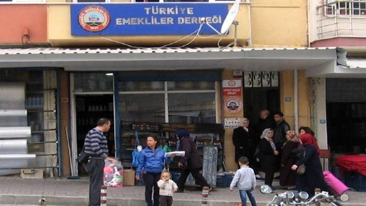 Ev Sahibi Olmak İsteyen Emekliler Derneğe Akın Ediyor