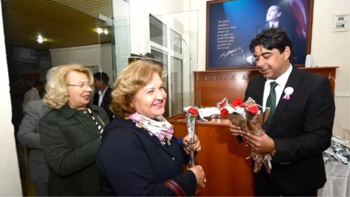 Foça, Başöğretmen Atatürk\'ün İzinde