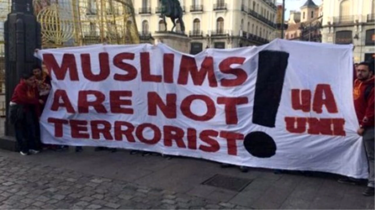 G.Saray Taraftarlar, "Müslümanlar Terörist Değildir" Pankartı Açtı