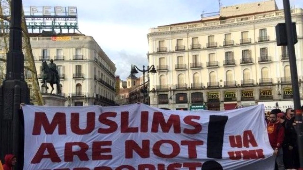 Galatasaray Taraftarından "Müslümanlar Terörist Değildir" Pankartı
