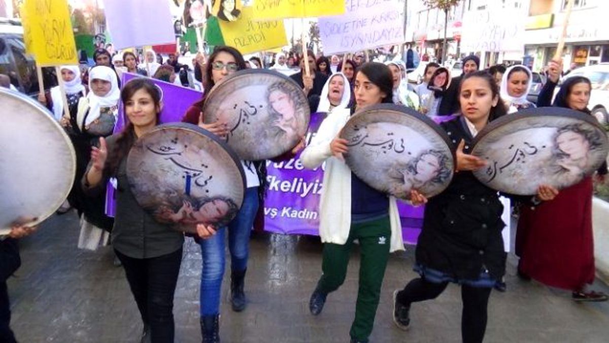 Hakkari\'de Kadınlar Şiddete Karşı Yürüdü