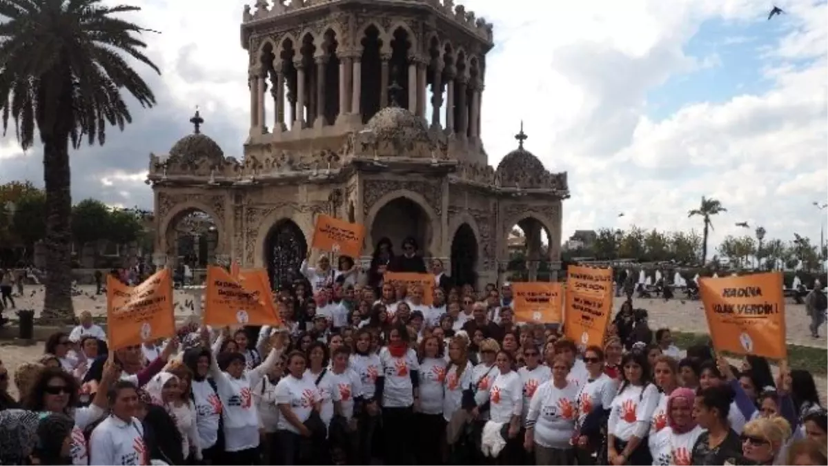 İzmir\'de Kadına Şiddete Hayır Toplantısı