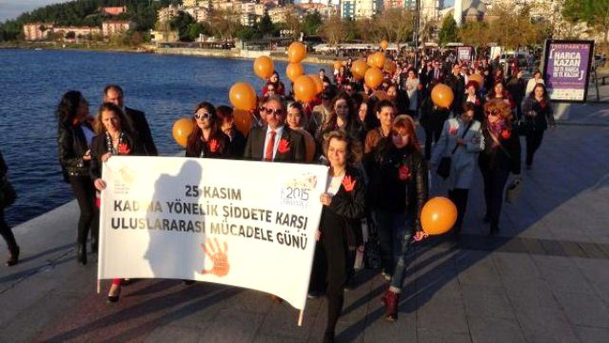 Kadına Şiddete Dikkat Çekmek İçin Turuncu Balonlarla Yürüdüler