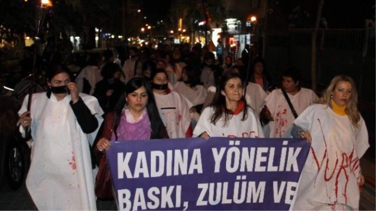 Kadına Şiddeti Protesto İçin Kanlı Kefen Giydiler