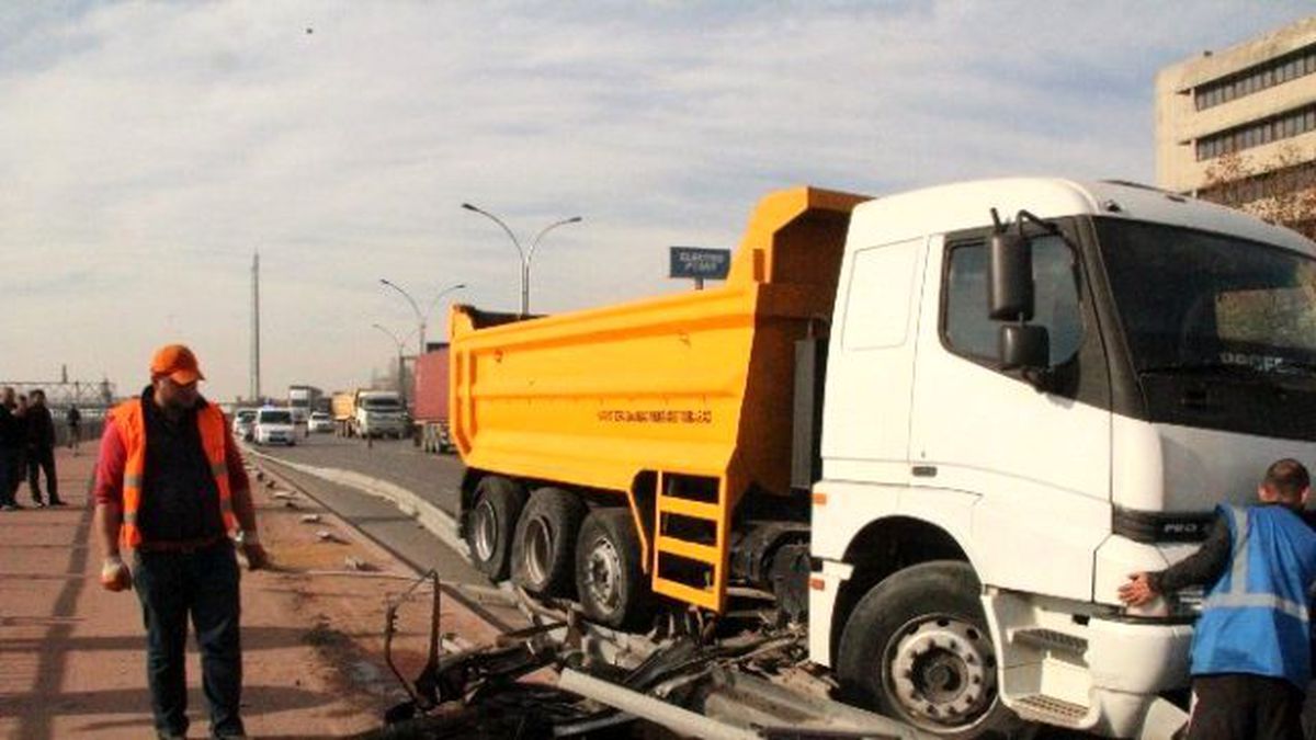 Kamyon Bariyerlerin Üzerine Devrildi