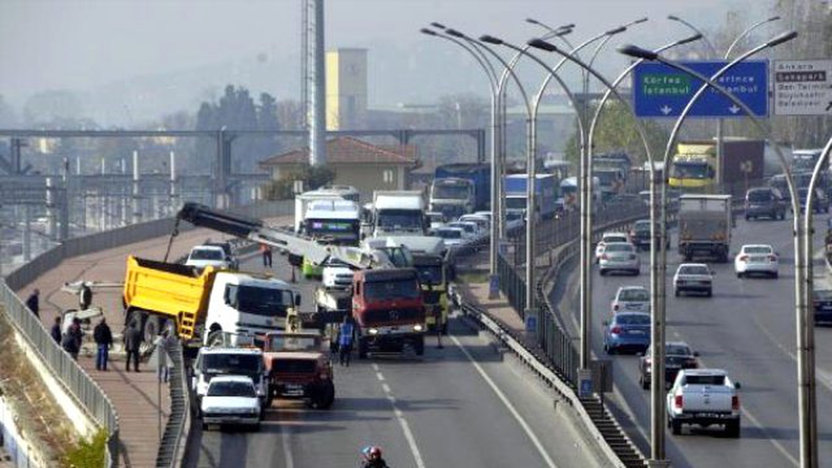 Lastiği Patlayan Kamyon Bariyerlerin Üzerine Çıktı