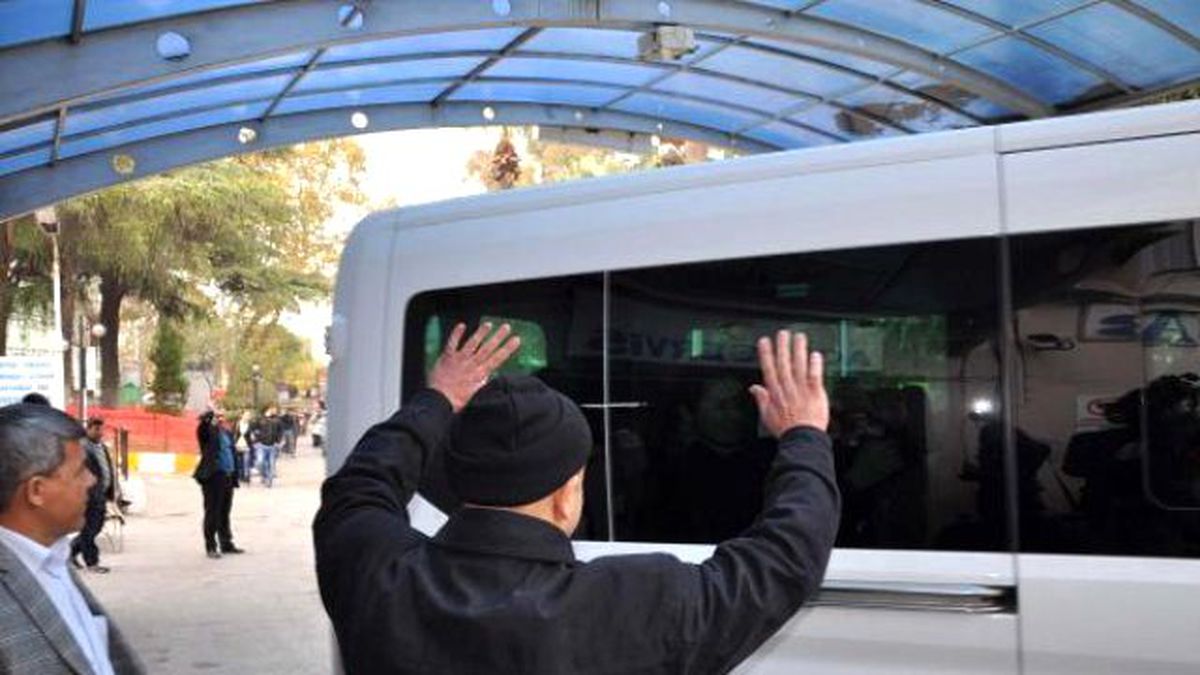 Manisa\'da \'Paralel Yapı\' Şüphelileri Sağlık Kontrolüne Götürüldü