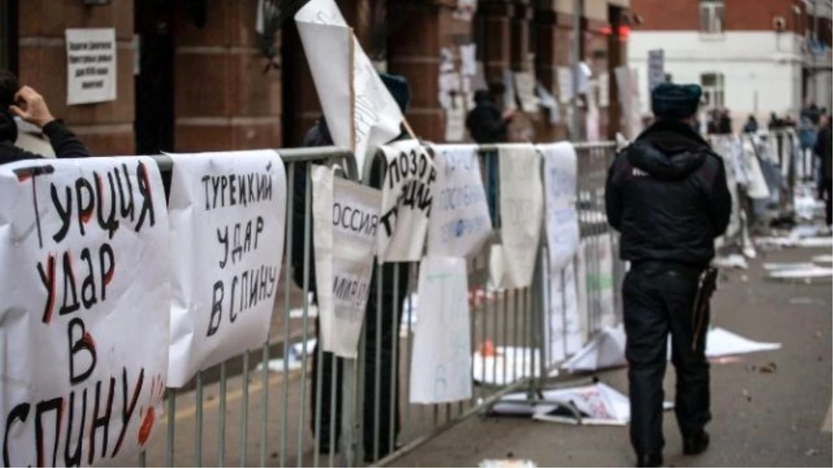 Moskova\'daki Türk Büyükelçiliğine Taşlı ve Yumurtalı Saldırı