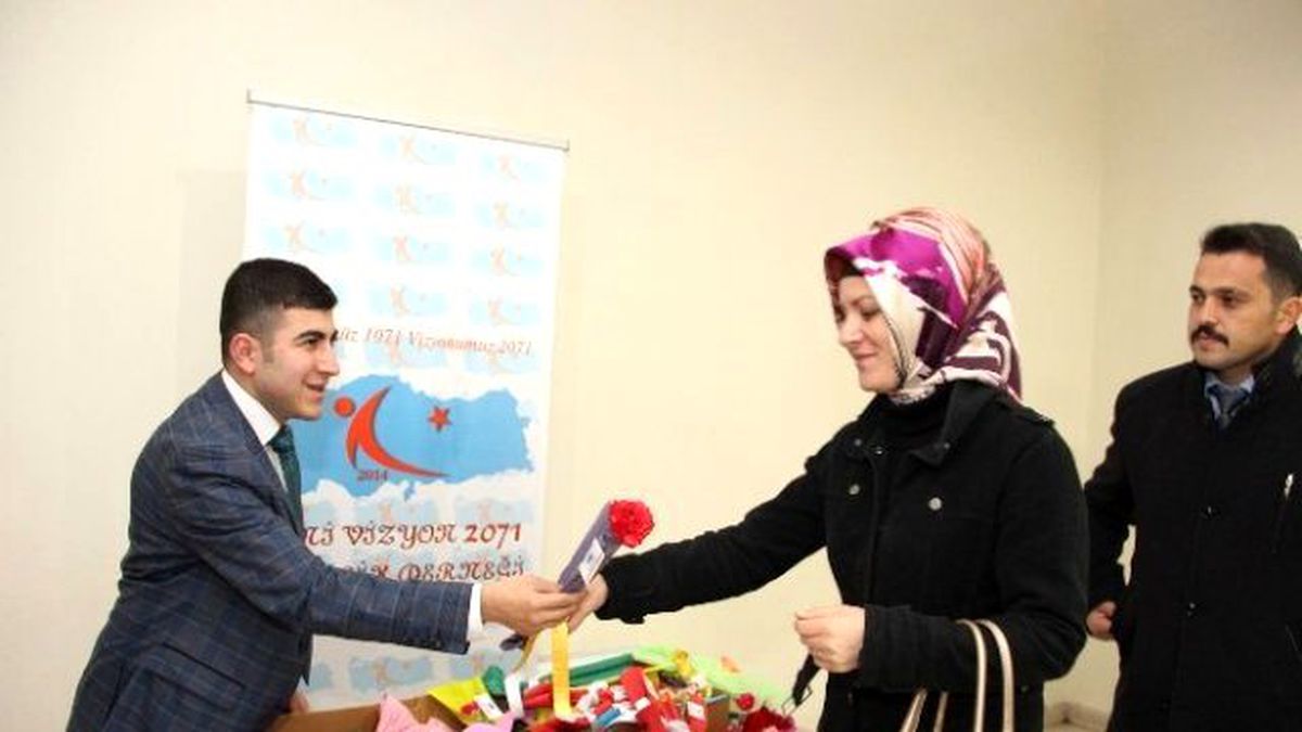 Öğretmenlere Karanfil Dağıttılar