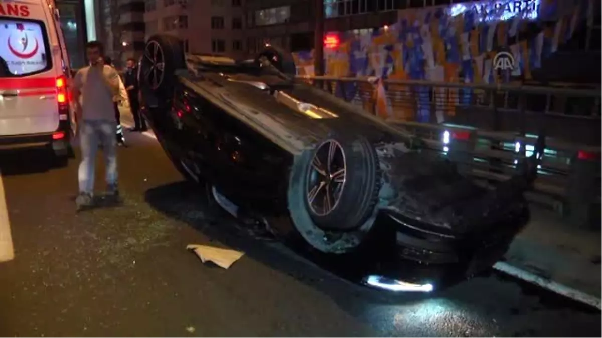 Otomobil Ticari Taksi ve Başka Bir Otomobile Çarptı: 2 Yaralı