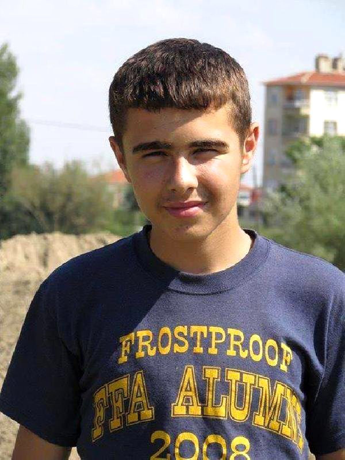 Parkta Hareketsiz Bulunan Liseli Genç Öldü
