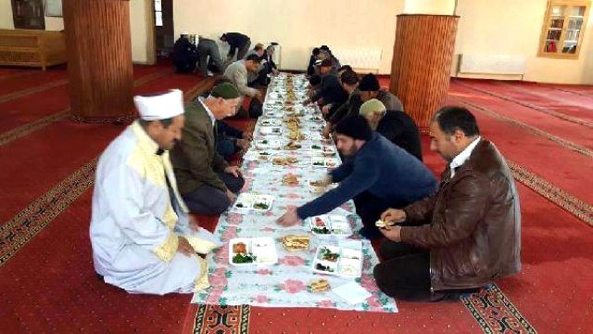 Sabah Namazına Katılanlara Camide Kahvaltı