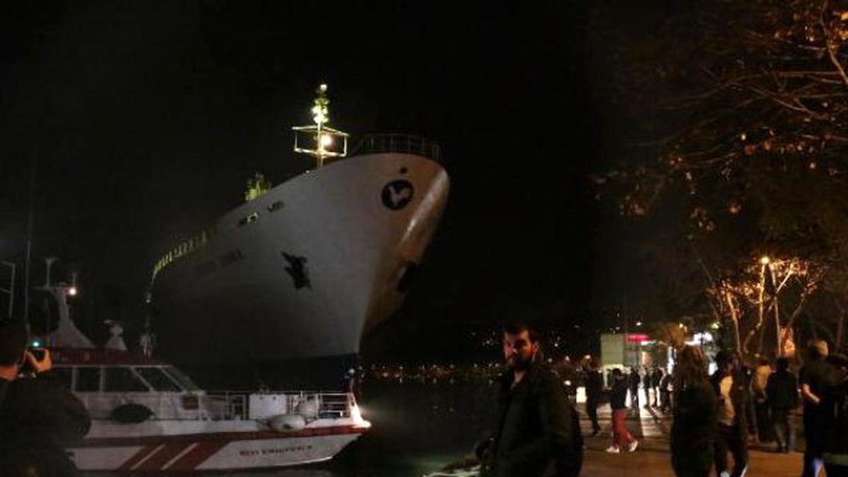 Sarıyer\'de Kuru Yük Gemisi Karaya Oturdu (1)