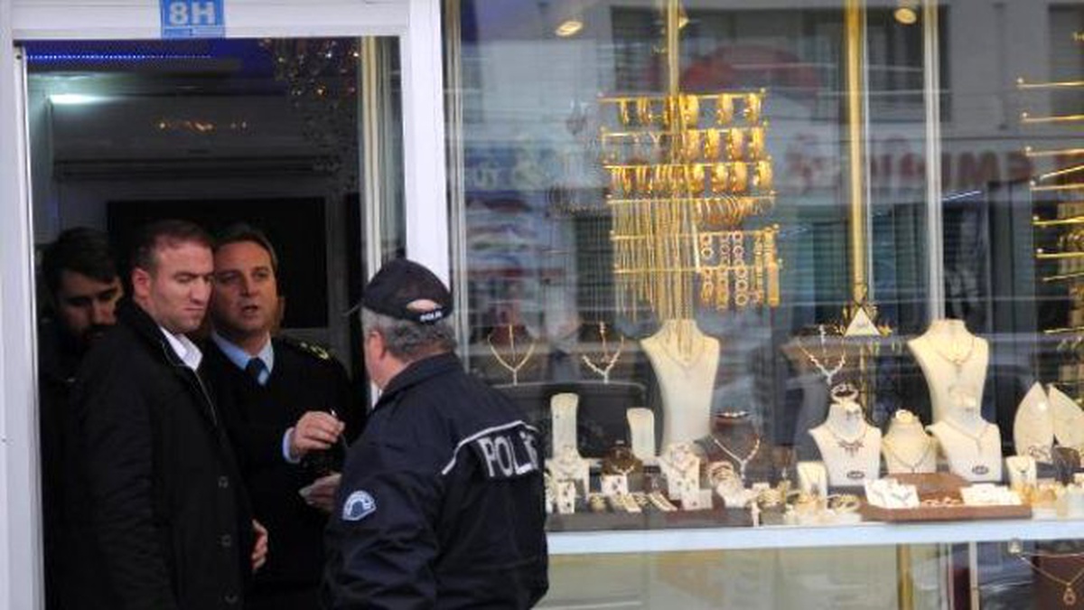 Silahlı, Maskeli 2 Kişi, Kuyumcuyu Soyup Kaçtı
