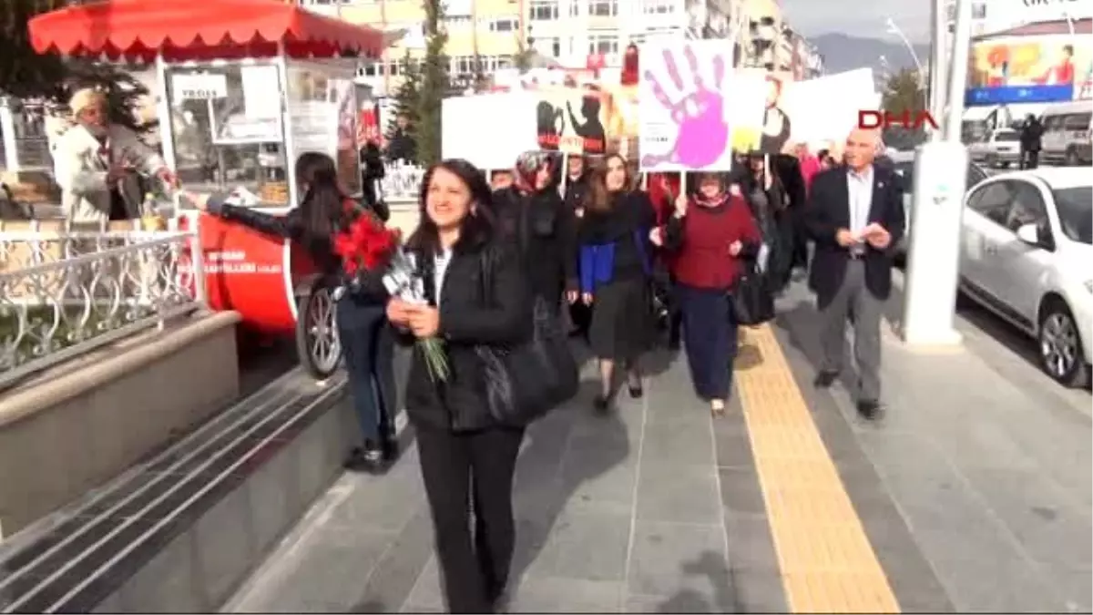 Tokat\'ta \'Kadına Yönelik Şiddete Dur De\' Yürüyüşü
