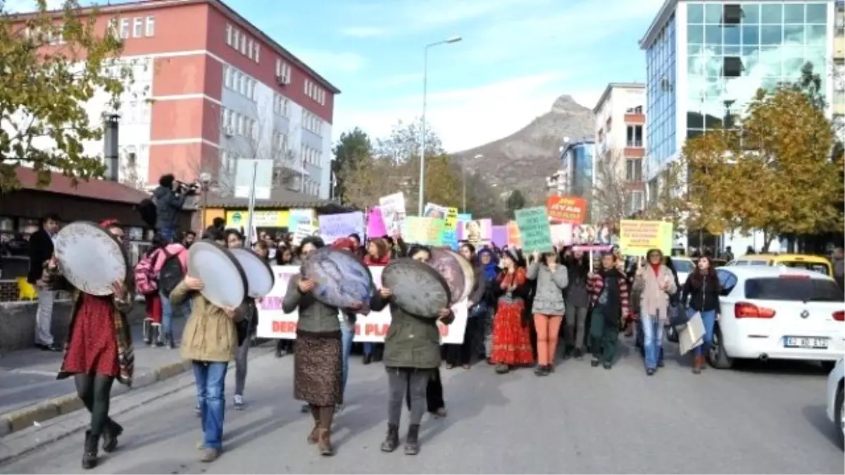 Tunceli\'de Kadınlar Şiddete Karşı Yürüdü