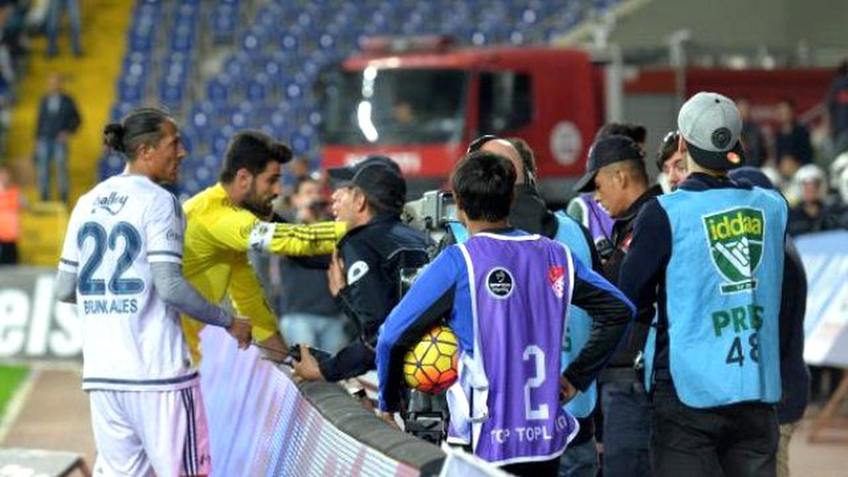 Volkan Demirel\'e Küfür Eden 3 Kişiye 1 Yıl Ceza