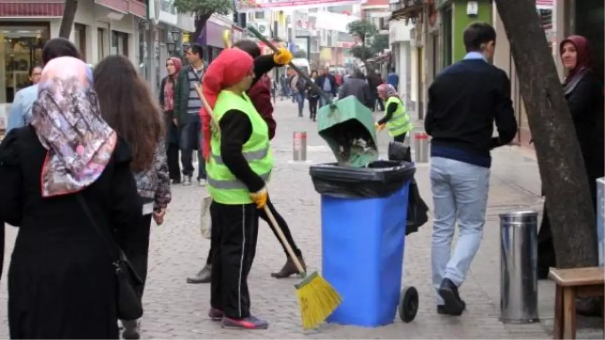 Altınordu\'nun İşlek Caddelerinde Temizliğe Kadın Eli Değdi