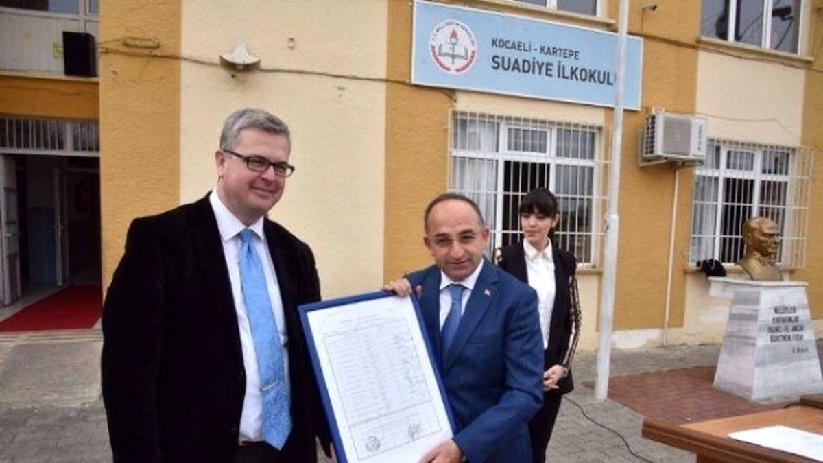 Başkan Üzülmez, Mezun Olduğu Okulu Ziyaret Etti