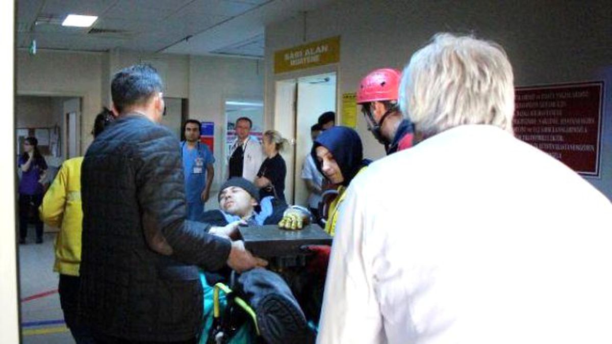 Elini Pres Makinesine Kaptıran İşçi Kolundaki Kalıpla Ameliyata Alındı