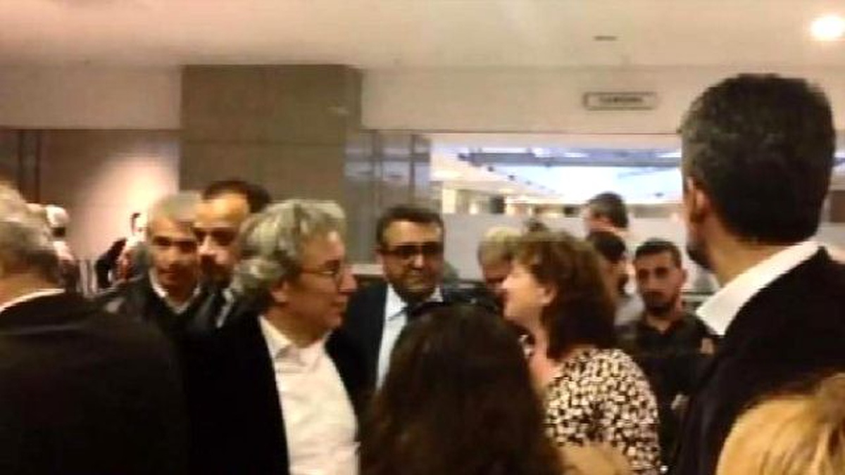 Can Dündar\'a Adliye Koridorlarında Destek