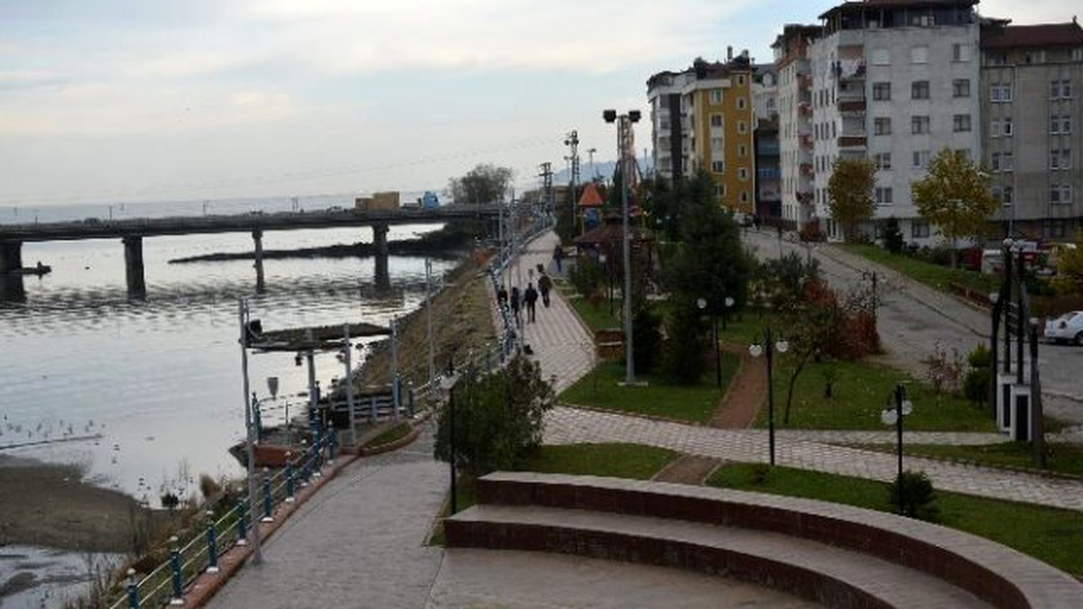 Elekçi Parkı\'nın Korkulukları Yenilendi