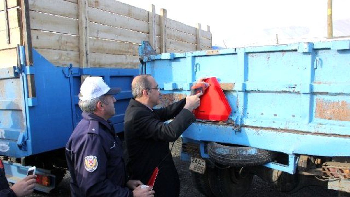 Erzincan Emniyeti Trafik Kazalarını Önlemek İçin Römorklara Reflektör Taktı