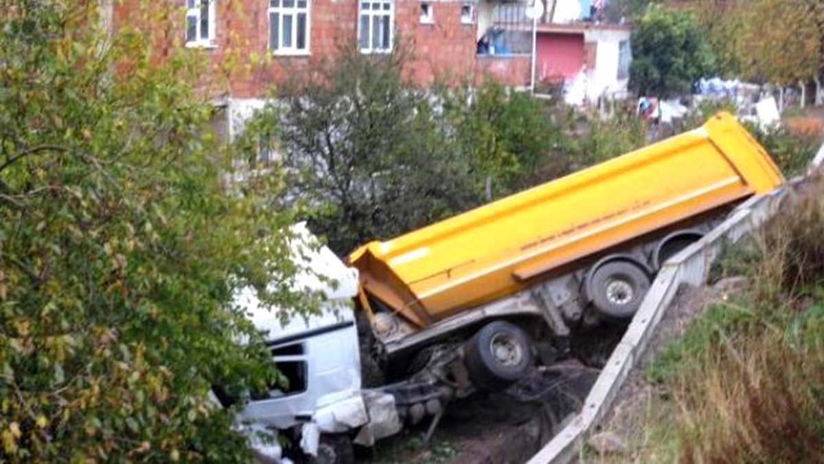 İstanbul\'da Başıbüyük Yolunda Hafriyat Taşıyan Tır Dereye Uçtu