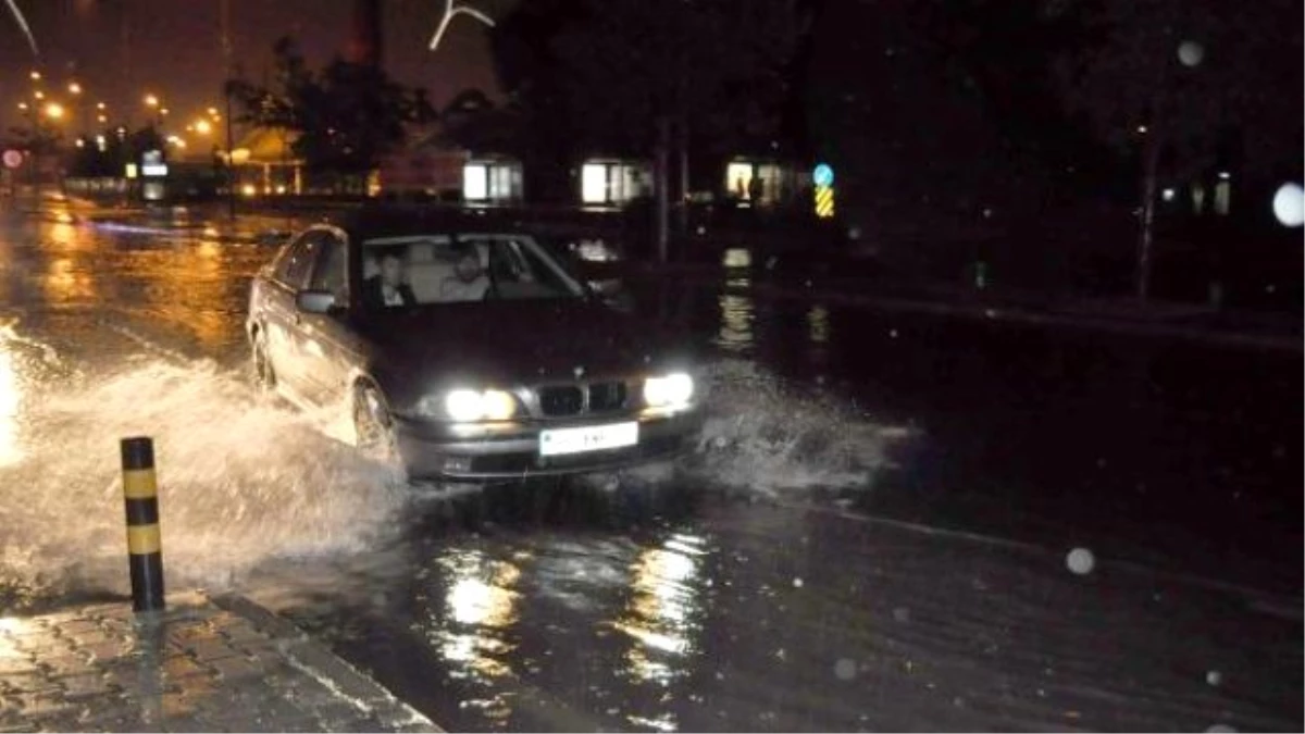 İzmir\'de Sağanak Yağmur Etkili Oldu