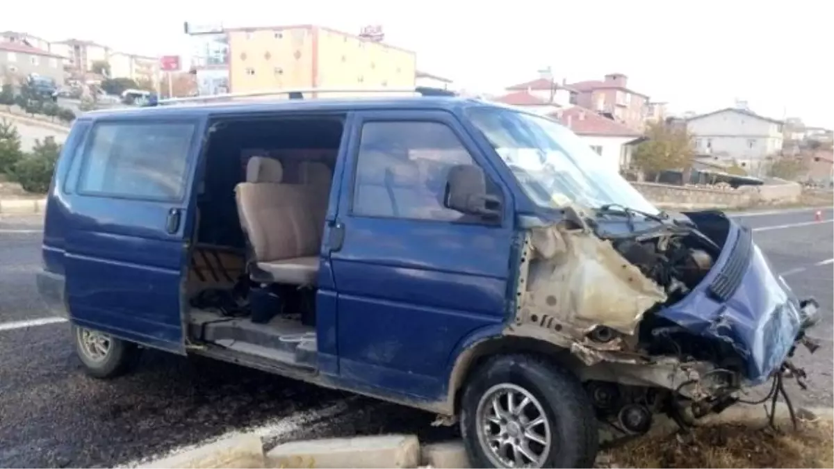 Kamyonet ile Minibüs Çarpıştı: 2 Yaralı