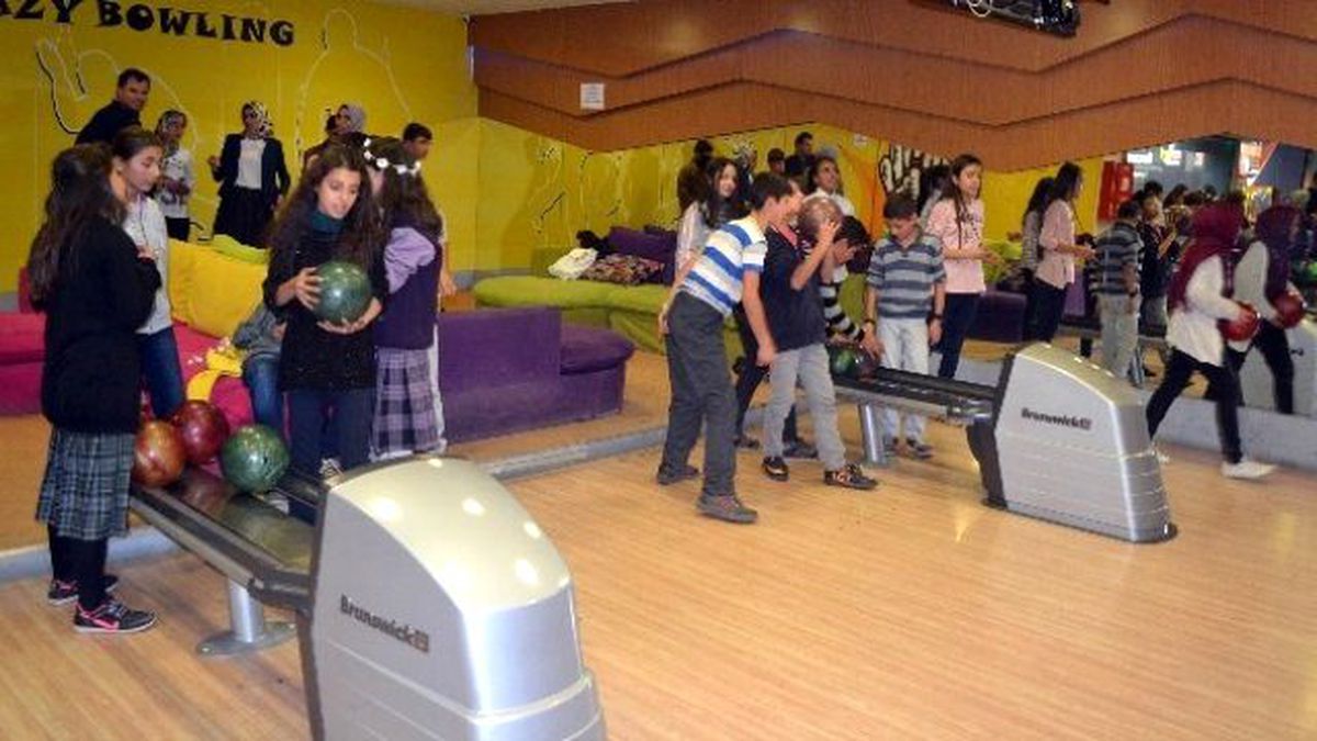 Köy Çocuklarının Bowling Keyfi