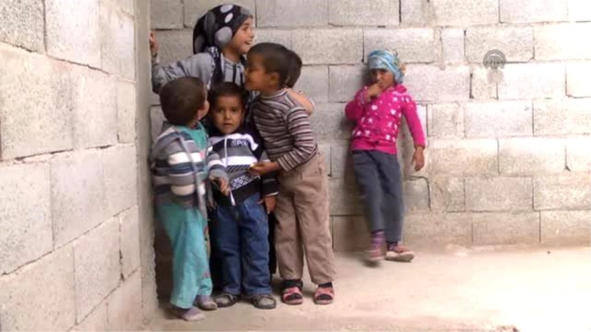 Suriyeli Dört Aile İnşaatta Barınmaya Çalışıyor