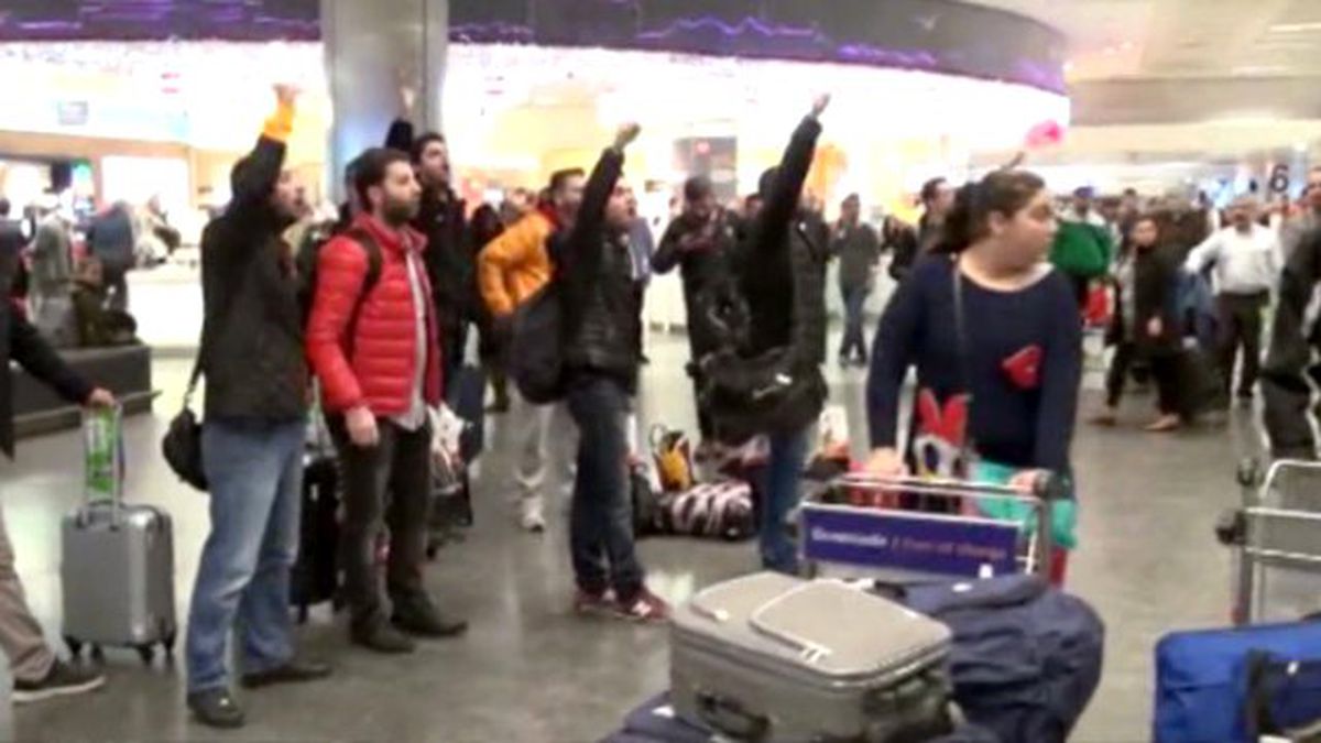 Taraftarlar, Havalimanında Galatasaraylı Futbolculara Tepki Gösterdi