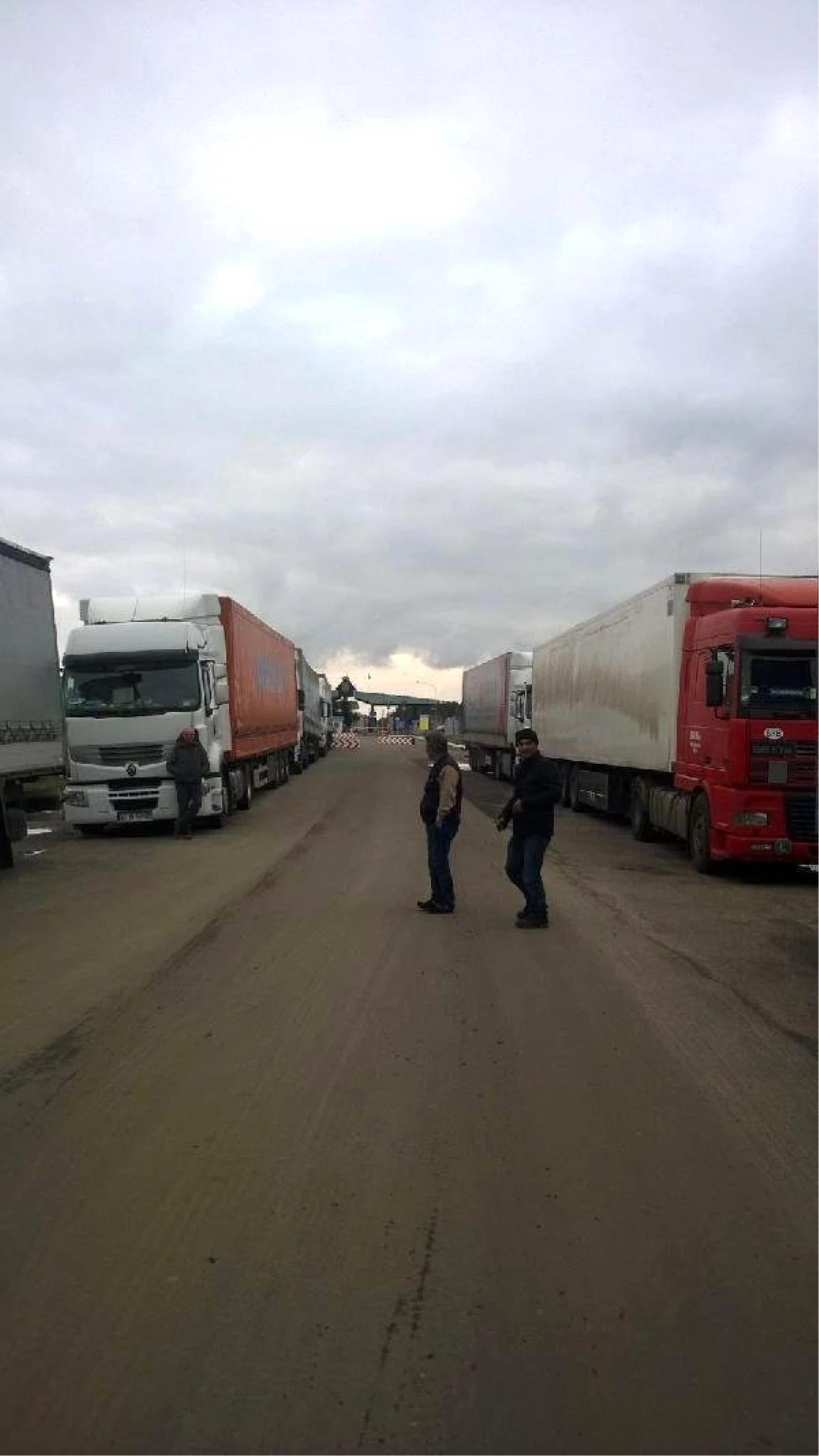 Ukrayna ve Gürcistan Üzerinden Rusya\'ya Giden Türk Tır\'ları Sınır Kapılarında Bekletiliyor