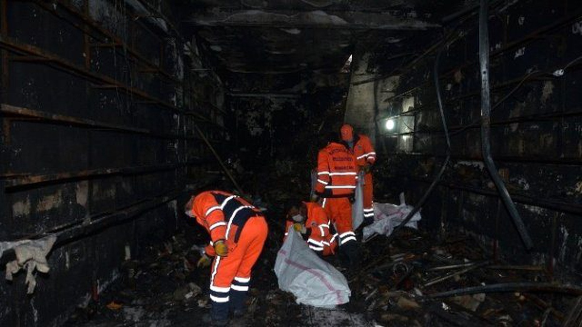Yanan İş Yeri, Battalgazi Belediyesi Tarafından Temizlendi