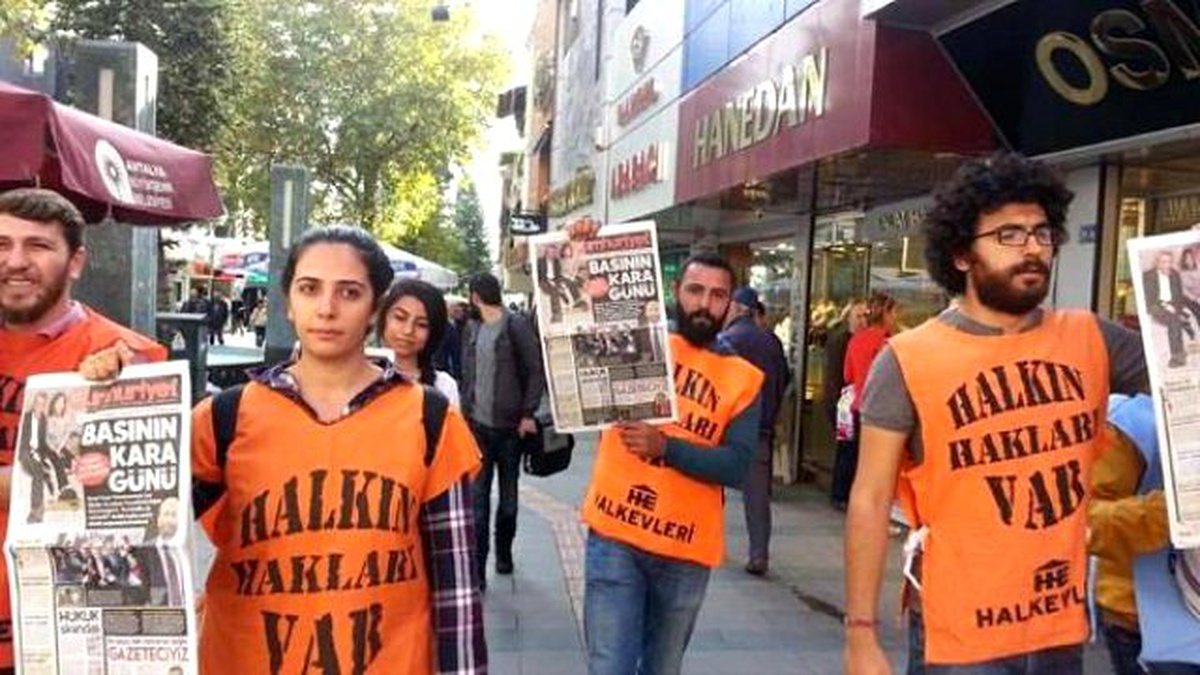 Antalya\'da Dündar ve Gül\'ün Tutuklanmasına Protesto (2)