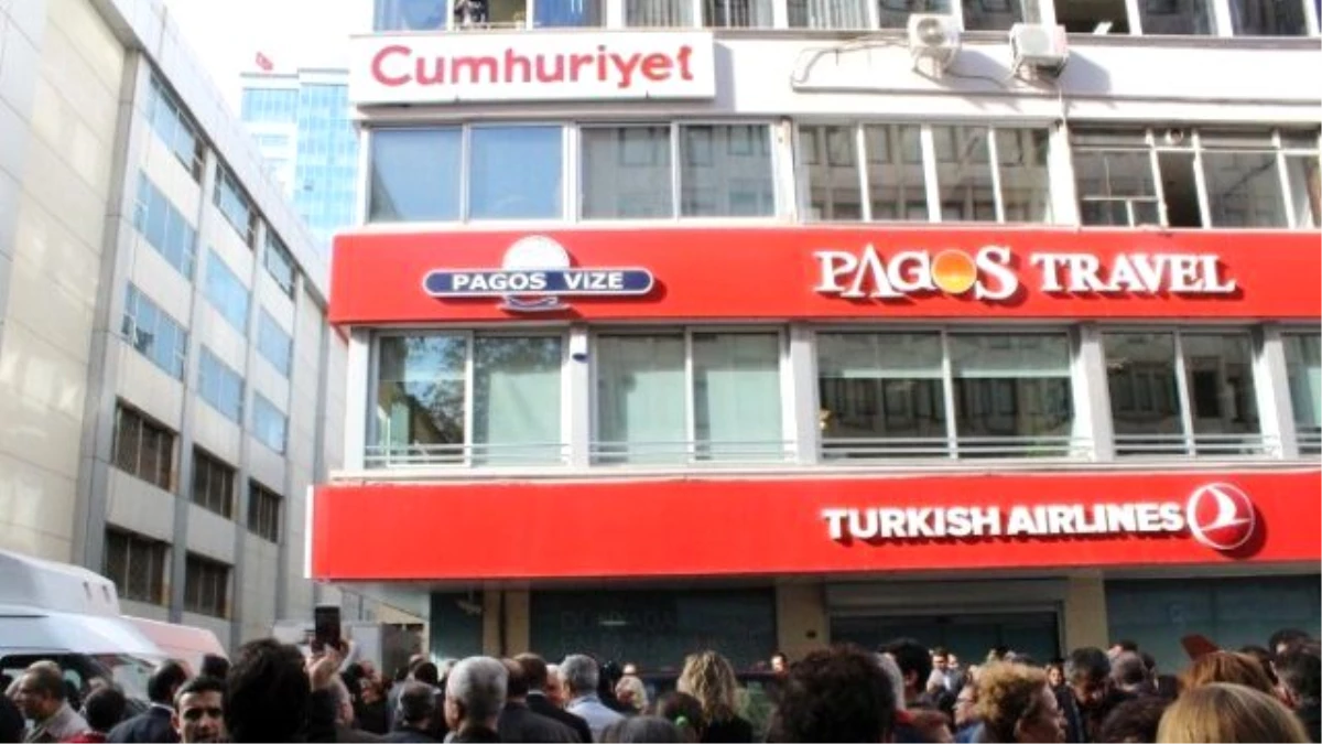 Cumhuriyet Gazetesi İzmir Temsilciliği Önünde Destek Eylemi