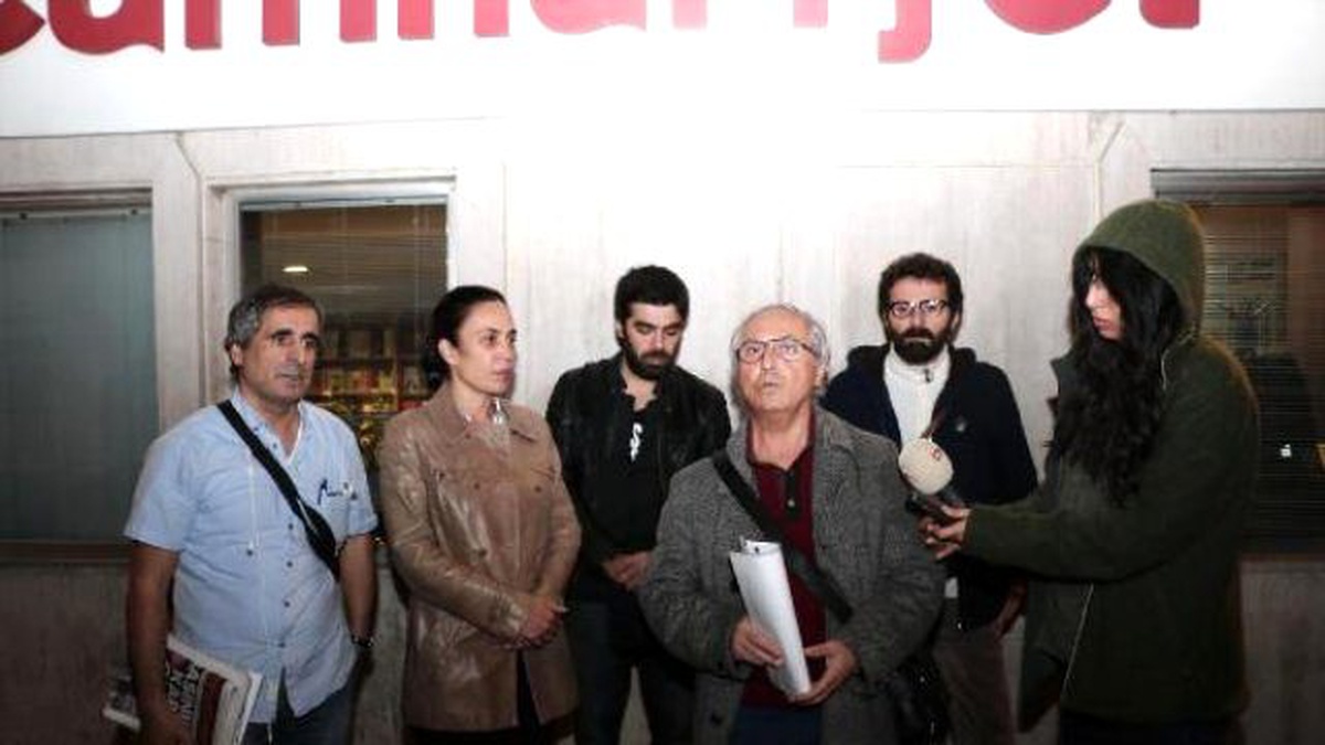 Cumhuriyet Gazetesi\'ne Okurlardan Destek...