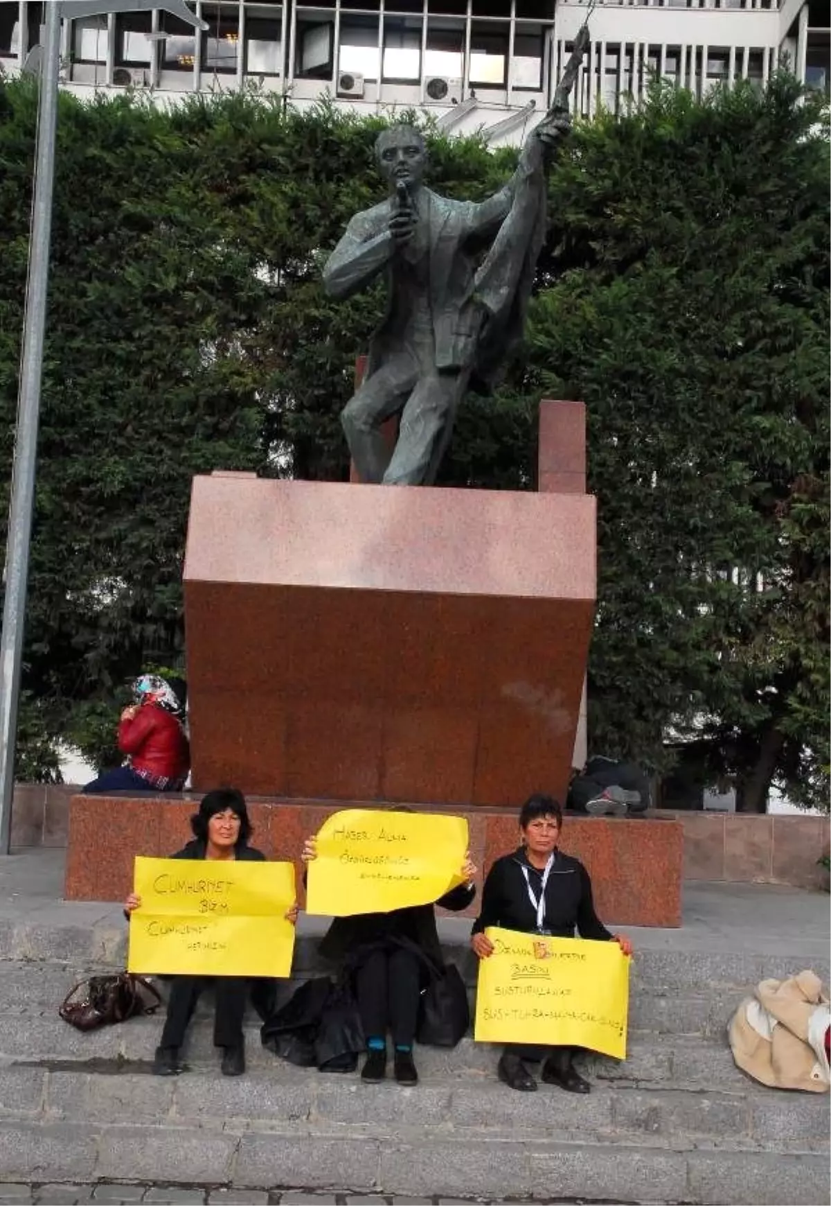 Cumhuriyet Okurlarından Tutuklama Protestosu