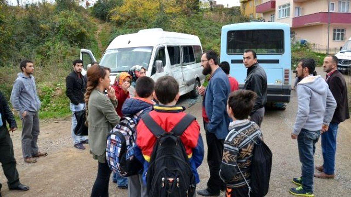 Fatsa\'da Öğrenci Servisi ile Dolmuş Çarpıştı: 1 Yaralı