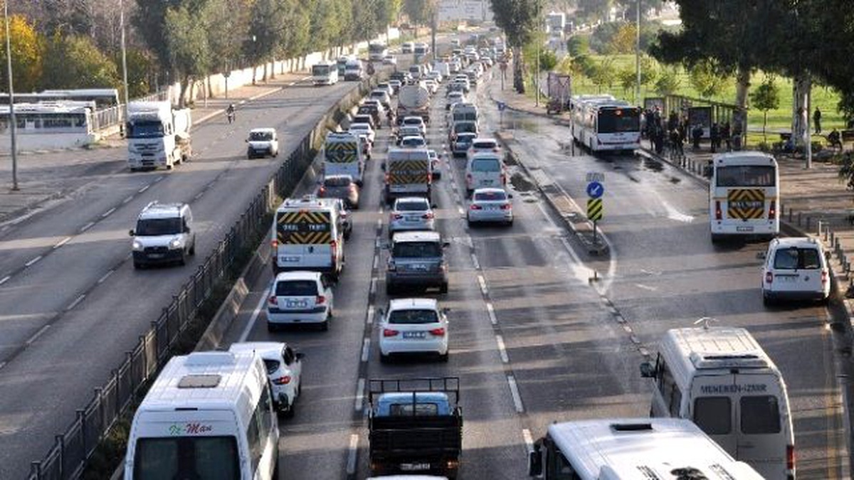 İzmir\'de İki Kaza Yolları Felç Etti
