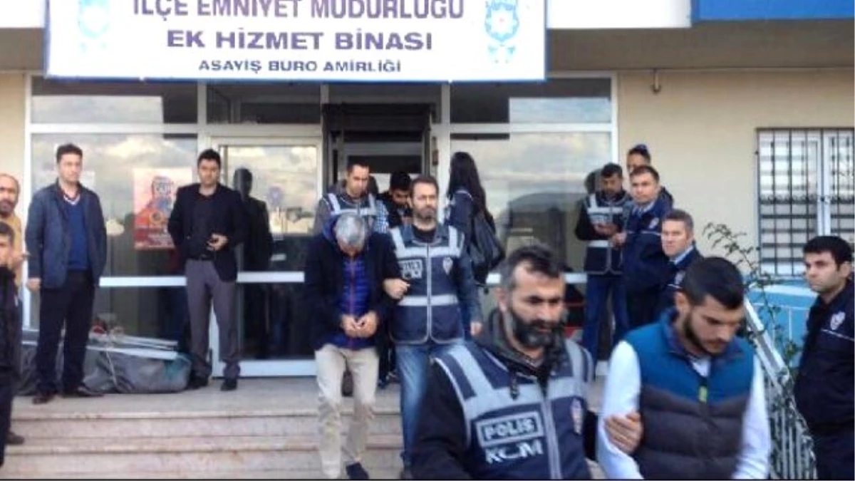 İzmir\'de İnsan Kaçakçılığı Şebekelerine Darbe