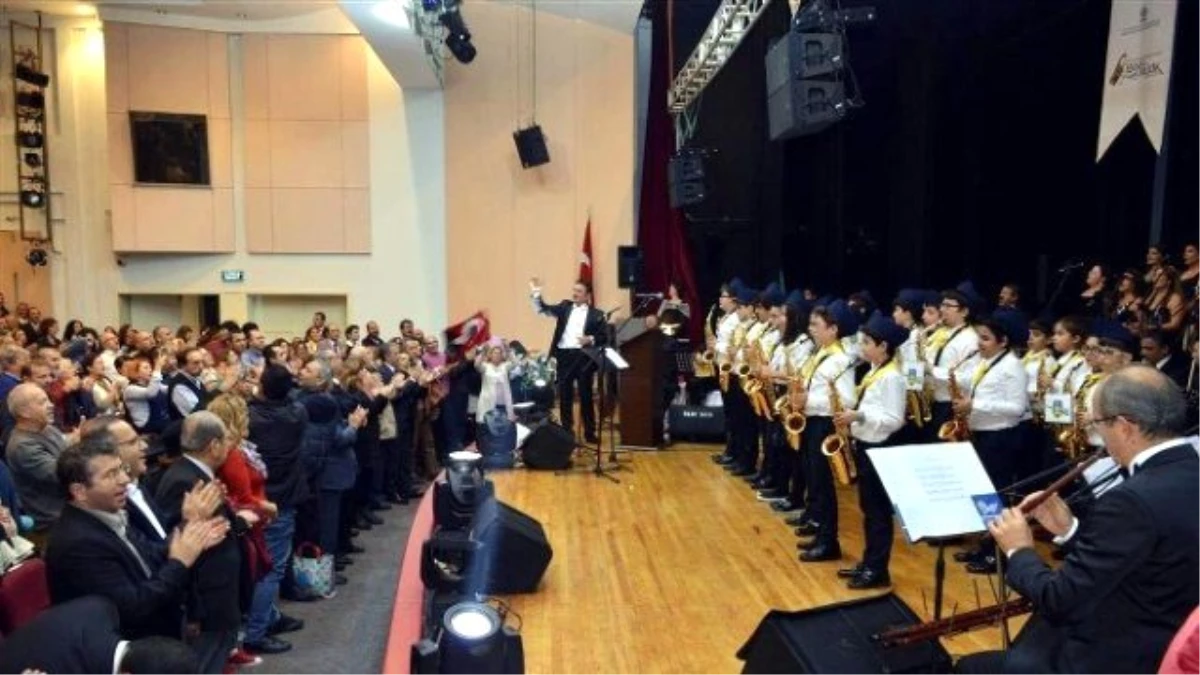 İzmirli Sanatseverler Özel Başak Koleji\'ni Ayakta Alkışladı